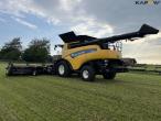 New Holland CR9.90 4WD mejetærsker med 40 fod Macdon skærebord 7