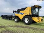 New Holland CR9.90 4WD mejetærsker med 40 fod Macdon skærebord 10