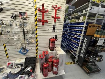 8 x Fire extinguisher + holder