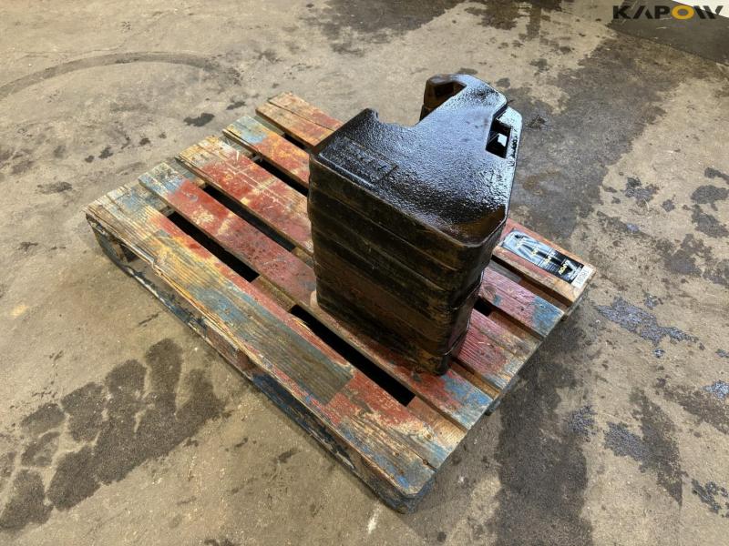 8 pcs of 44 kg Case IH front blocks 1