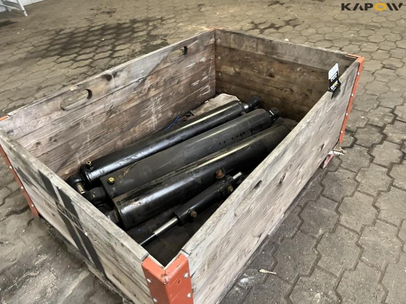 Various hydraulic cylinders 1