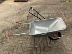 Lawnmower + wheelbarrow 4