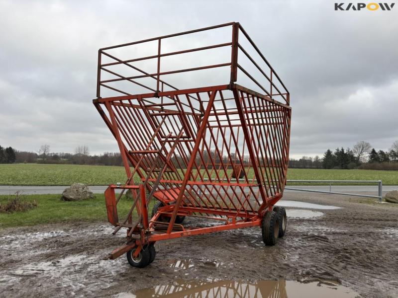 HE-VA small bale wagon 1