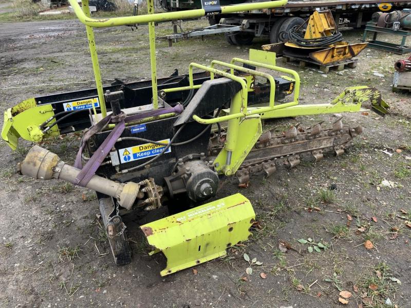 Chain excavator with conveyor belt 1