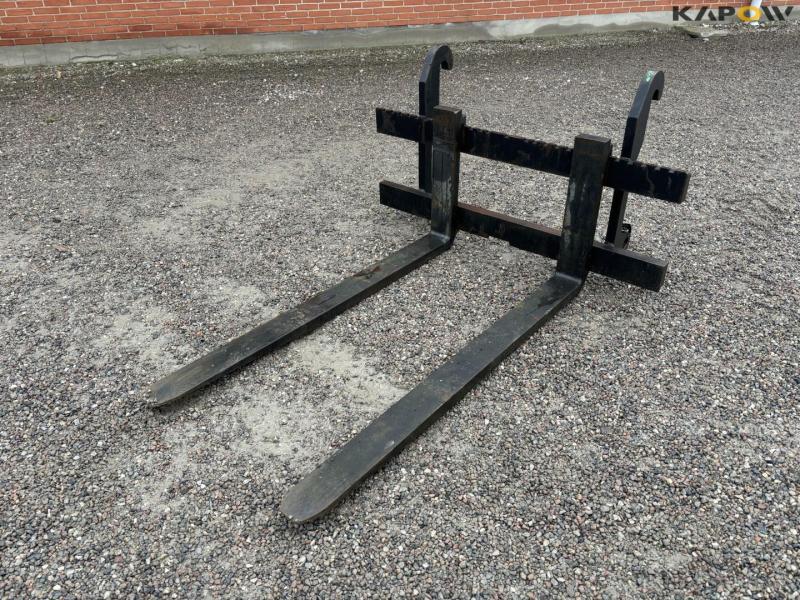 KTS pallet forks with Volvo brackets 1