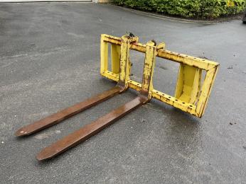 Pallet forks with euro hitch