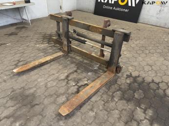 Pallet forks with Volvo brackets