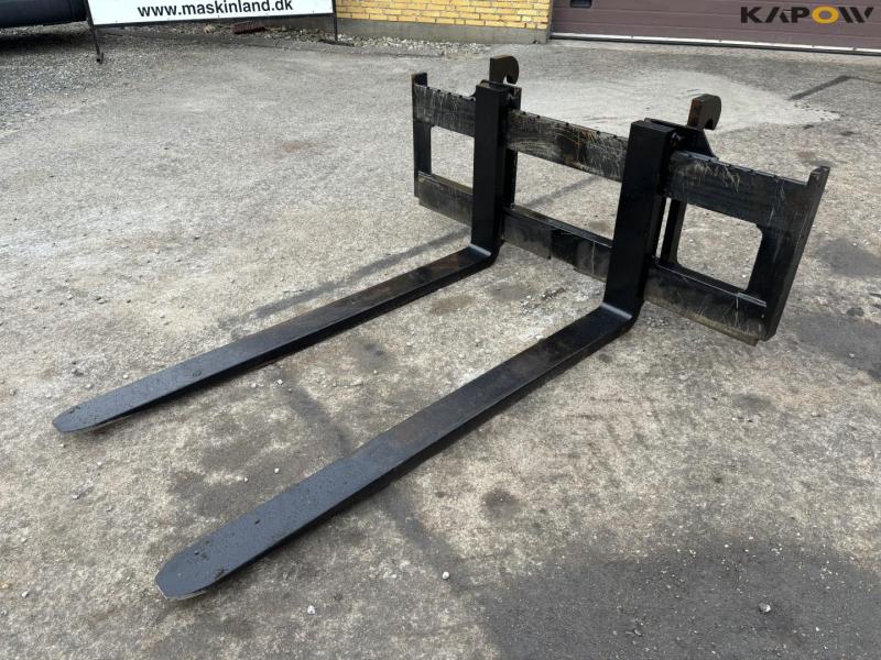 Pallet forks with Volvo quick change 1