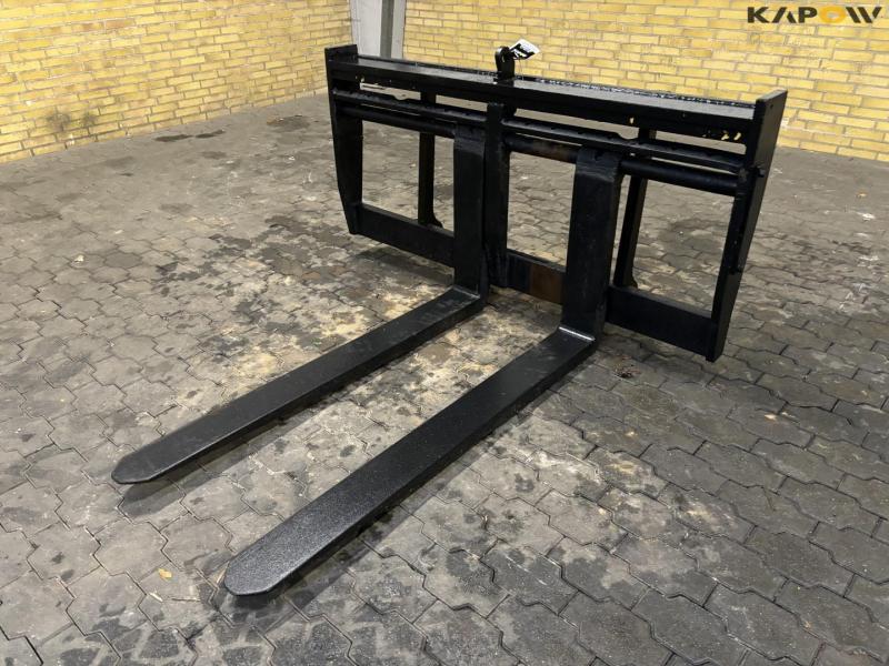 Pallet forks with Volvo quick change 1