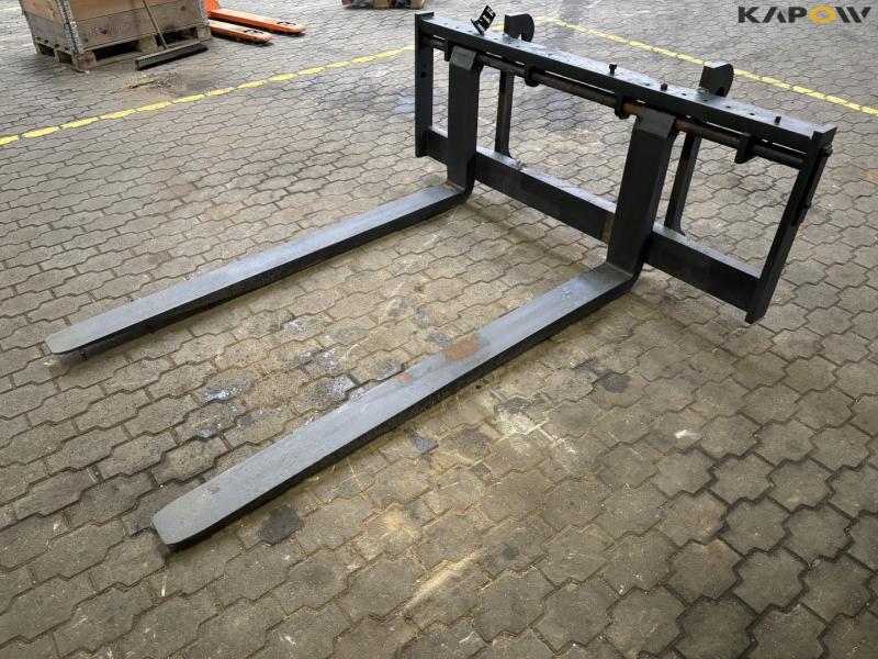 Pallet forks with Volvo switch 1