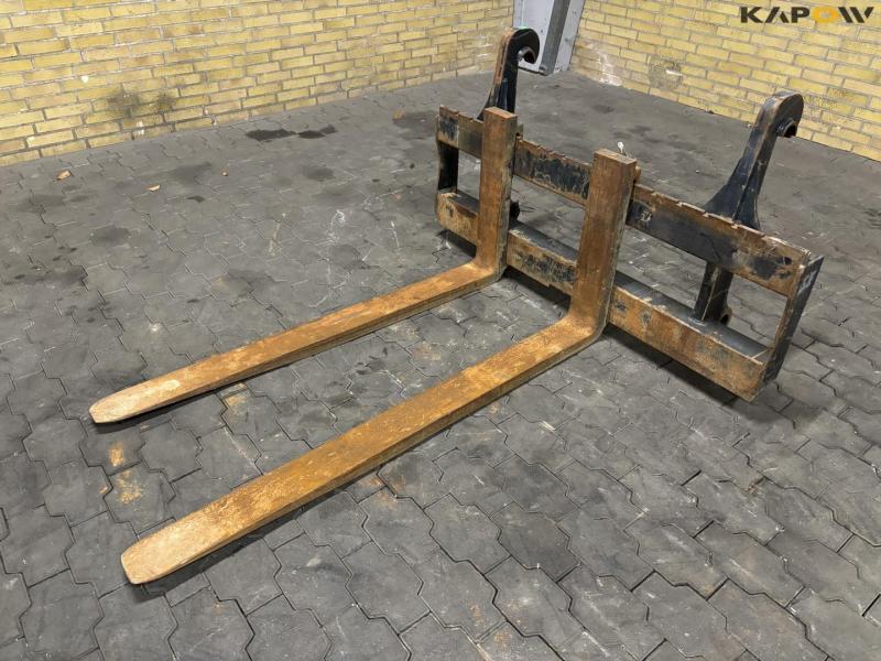 Pallet forks with Volvo switch 1