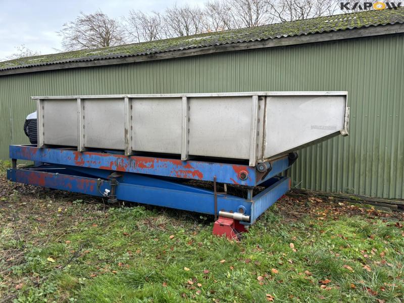 Scissor lift with stainless bed 1