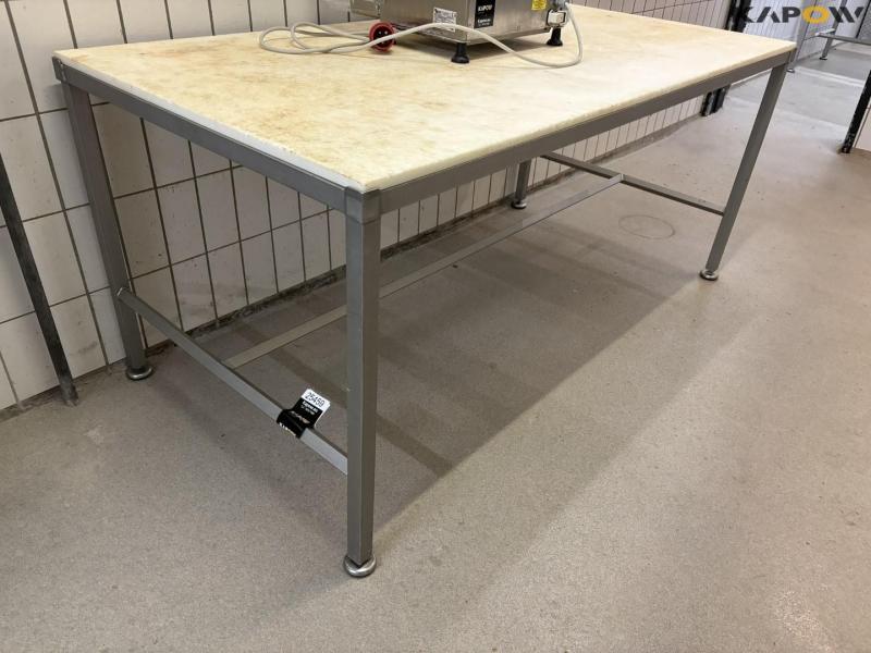 Cutting table with full cutting plate 1