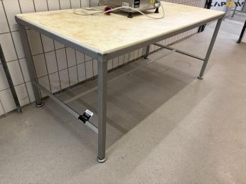 Cutting table with full cutting plate