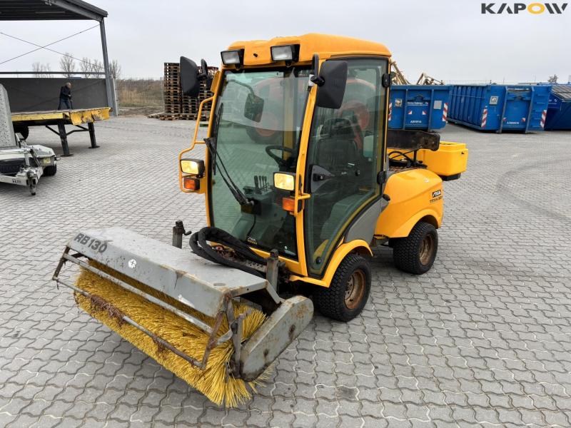 Stiga Titan 32H with brush and salt spreader 1