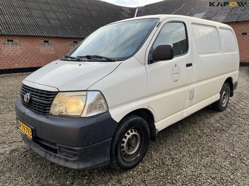 Toyota Hiace 2.5 D-4D van 1