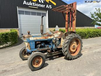 Ford 4000 with MTT construction lift