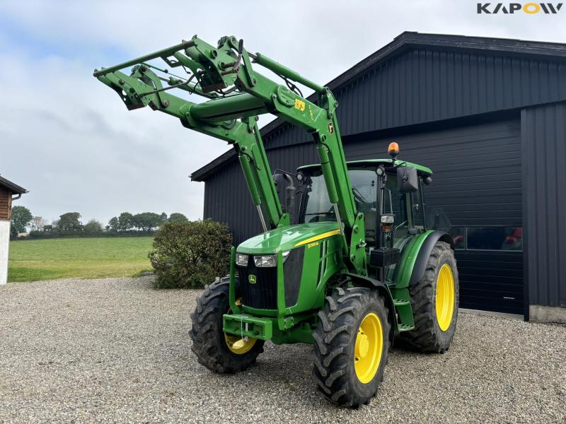 John Deere 5085M med JD frontlæsser 1