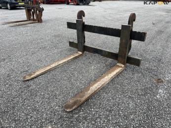 KTS pallet forks with Volvo hitch